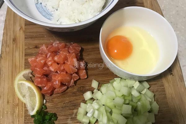 三文鱼鸡蛋炒饭的做法图解1