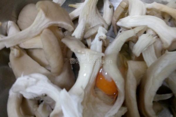油炸平菇的做法图解2