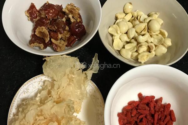 红枣莲子银耳汤的做法图解5