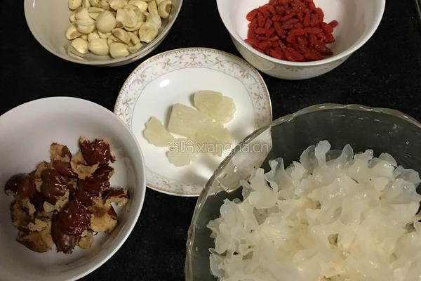红枣莲子银耳汤的做法图解9