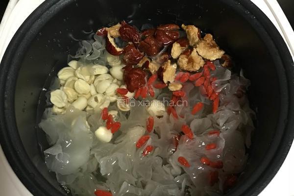 红枣莲子银耳汤的做法图解11