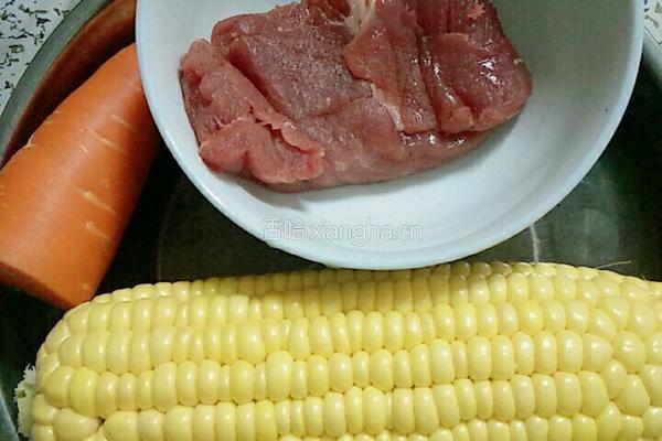 胡萝卜玉米炒饭的做法图解1