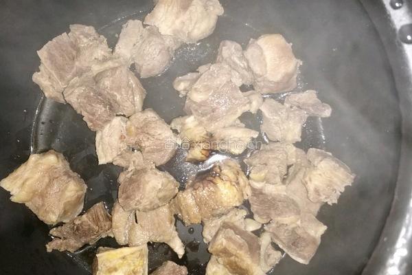 砂锅西红柿土豆炖牛腩（毛豆）的做法图解2