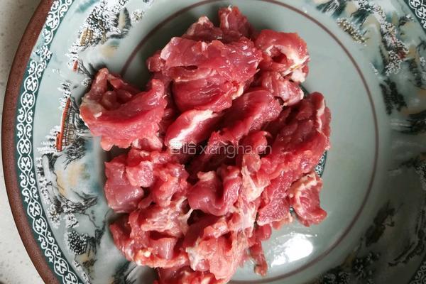 胡萝卜炒牛肉的做法图解1