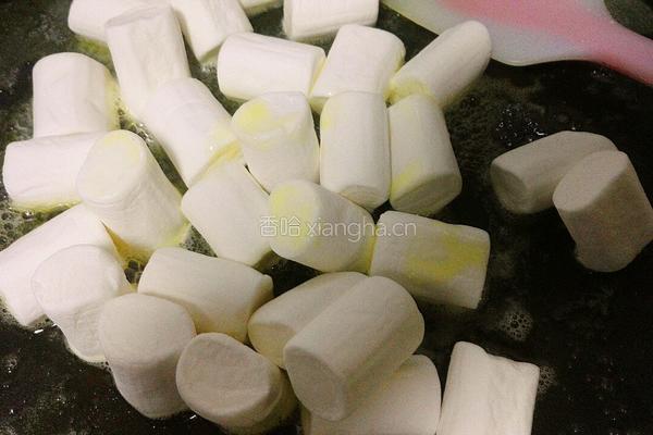 焦糖味坚果雪花酥的做法图解3
