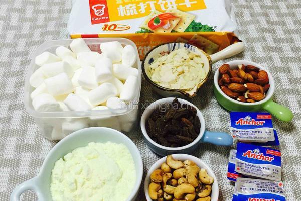 坚果仁葡萄干“雪花酥”的做法图解1