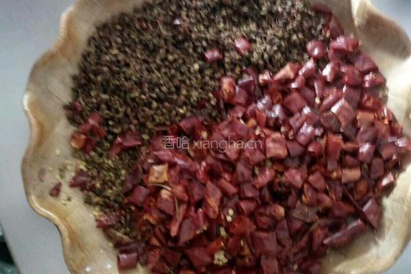 干煸辣子鸡的做法图解1