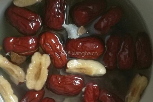 红枣花旗参桂圆瘦肉汤的做法图解2