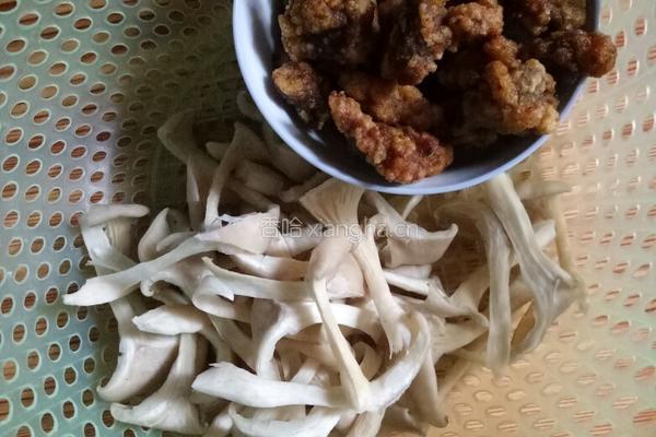 平菇酥肉汤的做法图解1