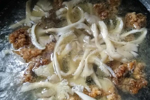 平菇酥肉汤的做法图解4