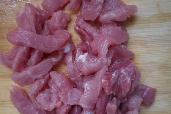 蒜苗炒肉片的做法图解1