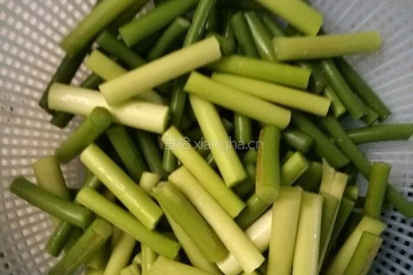 蒜苗炒肉片的做法图解2