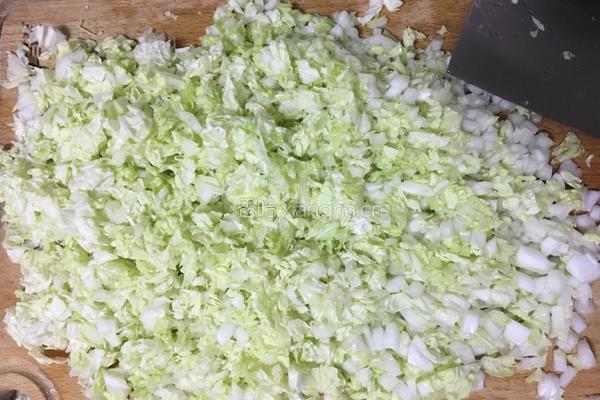 面粉蒸白菜的做法图解1