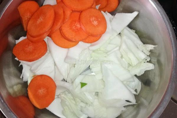 家常白菜炖粉条的做法图解2