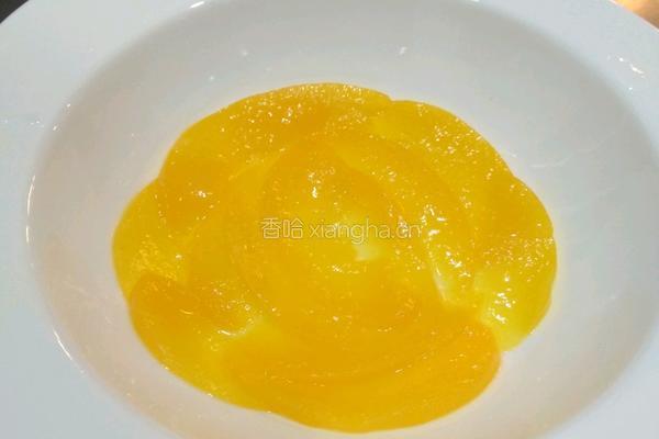 香蕉桃子甜品的做法图解1