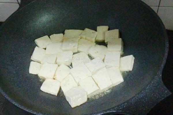 香菇炖豆腐的做法图解1