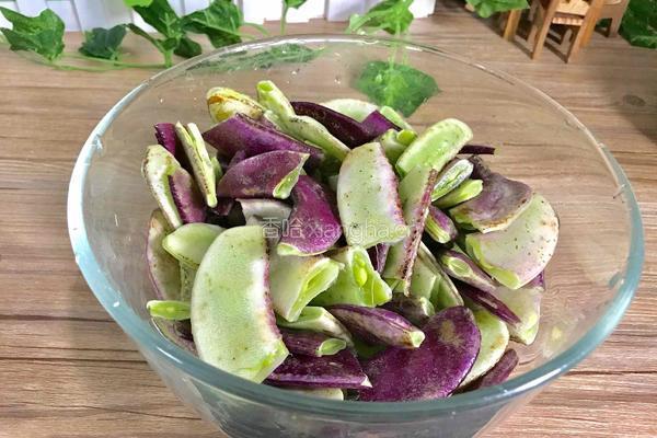 五花肉炒扁豆的做法图解2