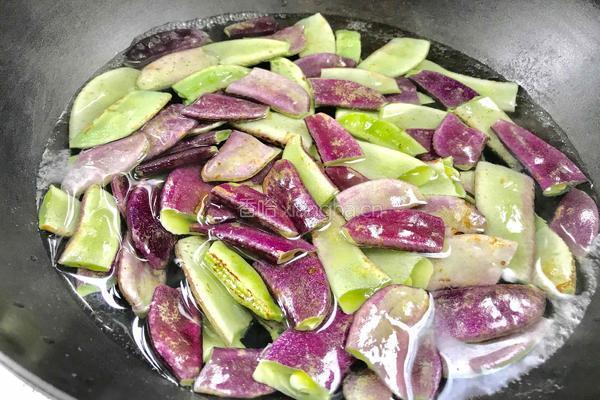 五花肉炒扁豆的做法图解4
