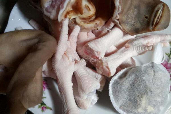 卤鸡脚猪耳的做法图解1