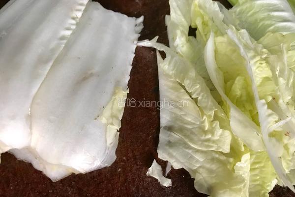 白菜梗子芹菜炒肉丝的做法图解2