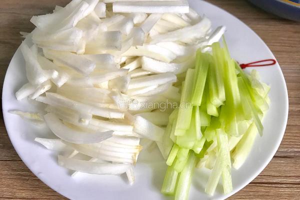 白菜梗子芹菜炒肉丝的做法图解3