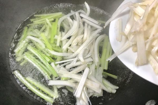 白菜梗子芹菜炒肉丝的做法图解8