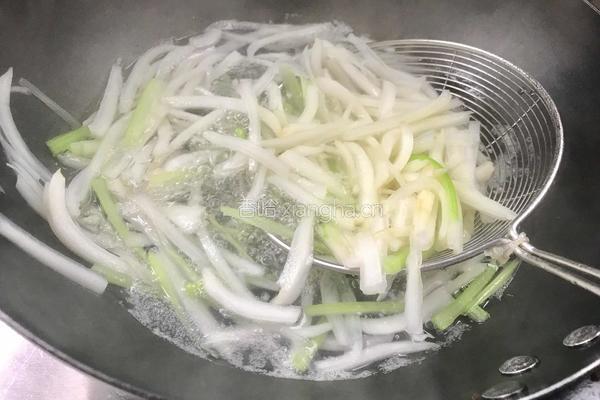 白菜梗子芹菜炒肉丝的做法图解9