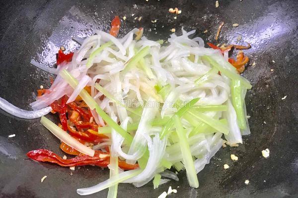 白菜梗子芹菜炒肉丝的做法图解15