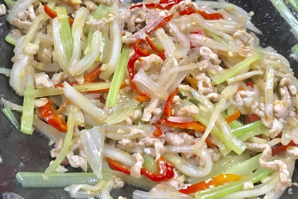 白菜梗子芹菜炒肉丝的做法图解18
