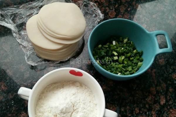 饺子皮版葱油饼的做法图解2
