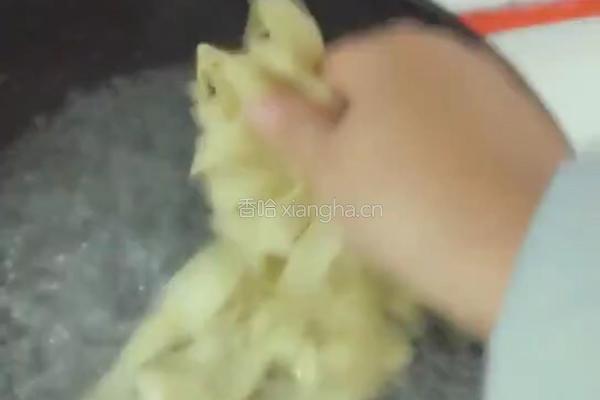红薯粉面条的做法图解7