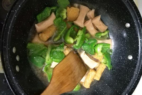 青椒炒虾饺（毛豆）的做法图解3