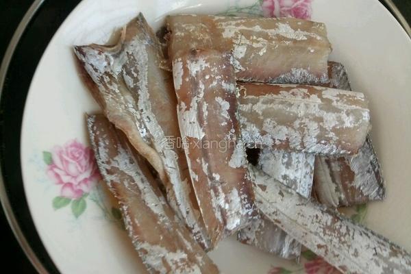 简单平底锅煎刀鱼的做法图解1