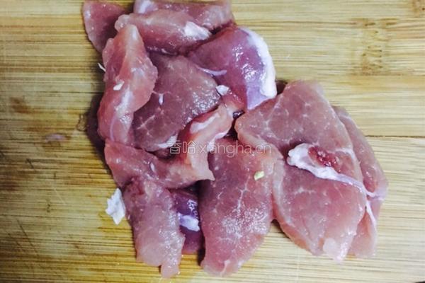 白菜猪肉炖粉条的做法图解2