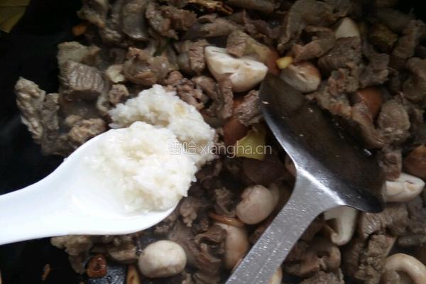 西红柿口蘑炖牛腩的做法图解6
