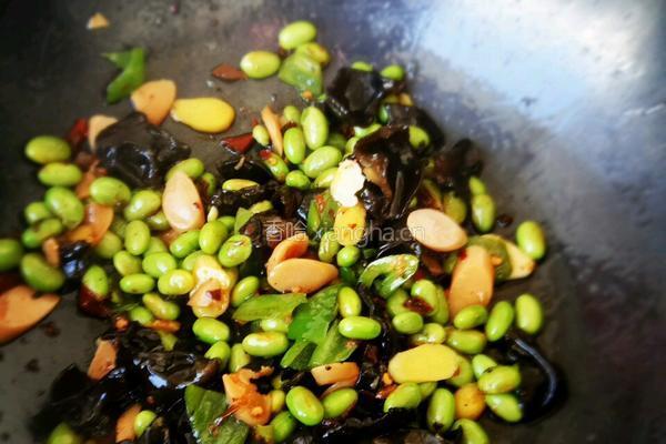 火腿木耳炒毛豆的做法图解6
