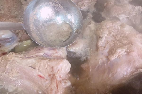 酸菜炖大骨头的做法图解6