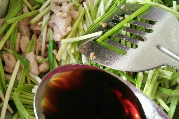 蒜苗炒肉的做法图解8