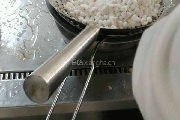 椒香蛋黄炒玉米的做法图解1