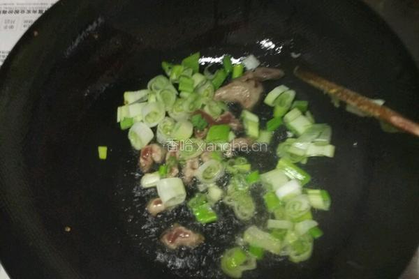 蒜苔小炒肉的做法图解2