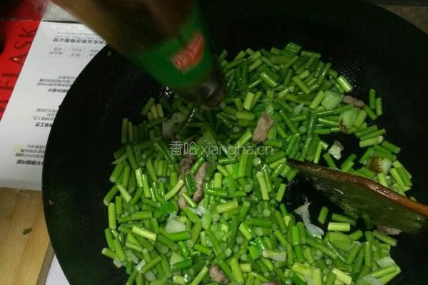 蒜苔小炒肉的做法图解3