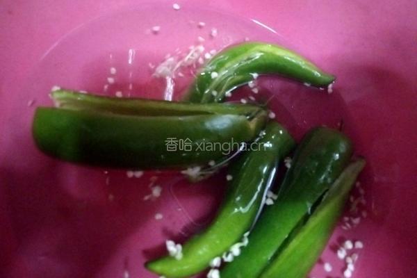 尖椒炒牛肉的做法图解1