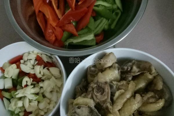 辣椒炒鸡腿肉的做法图解1