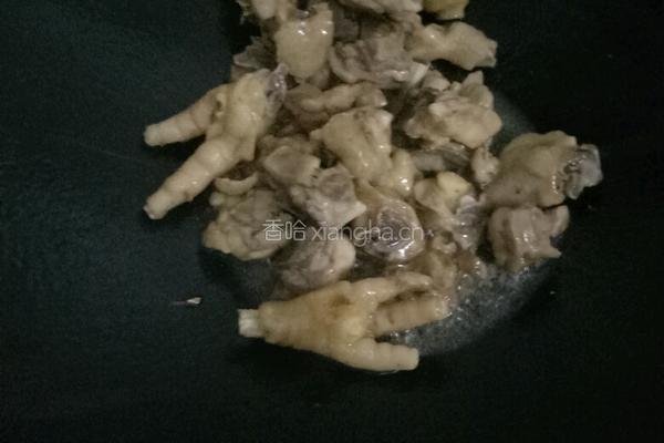 辣椒炒鸡腿肉的做法图解2