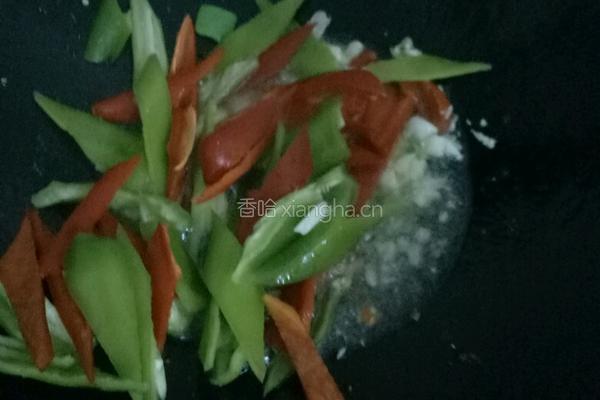 辣椒炒鸡腿肉的做法图解4