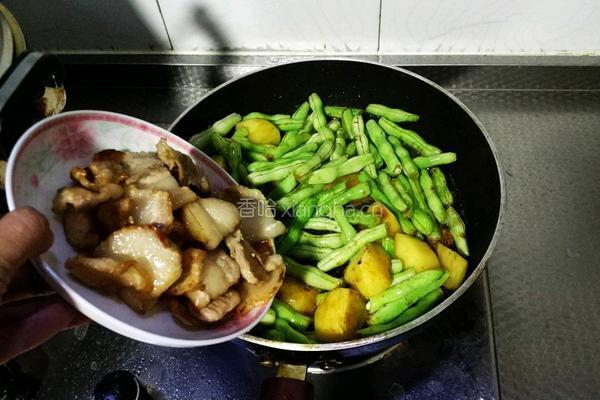 家常土豆炖豆角的做法图解9