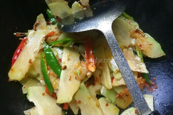 腊肉炒佛手瓜的做法图解3
