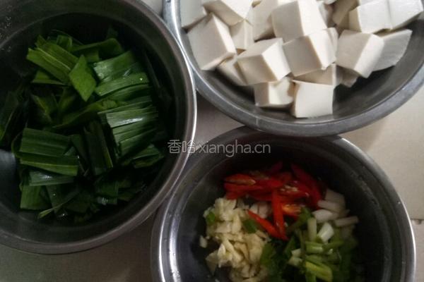 蒜苗焖豆腐的做法图解1