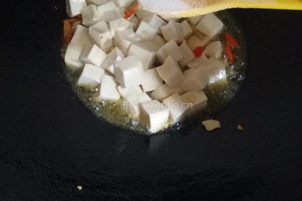 蒜苗焖豆腐的做法图解4