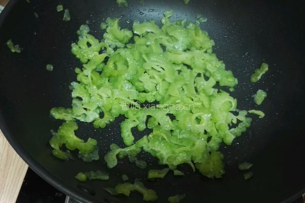 苦瓜剁辣椒煎蛋的做法图解1